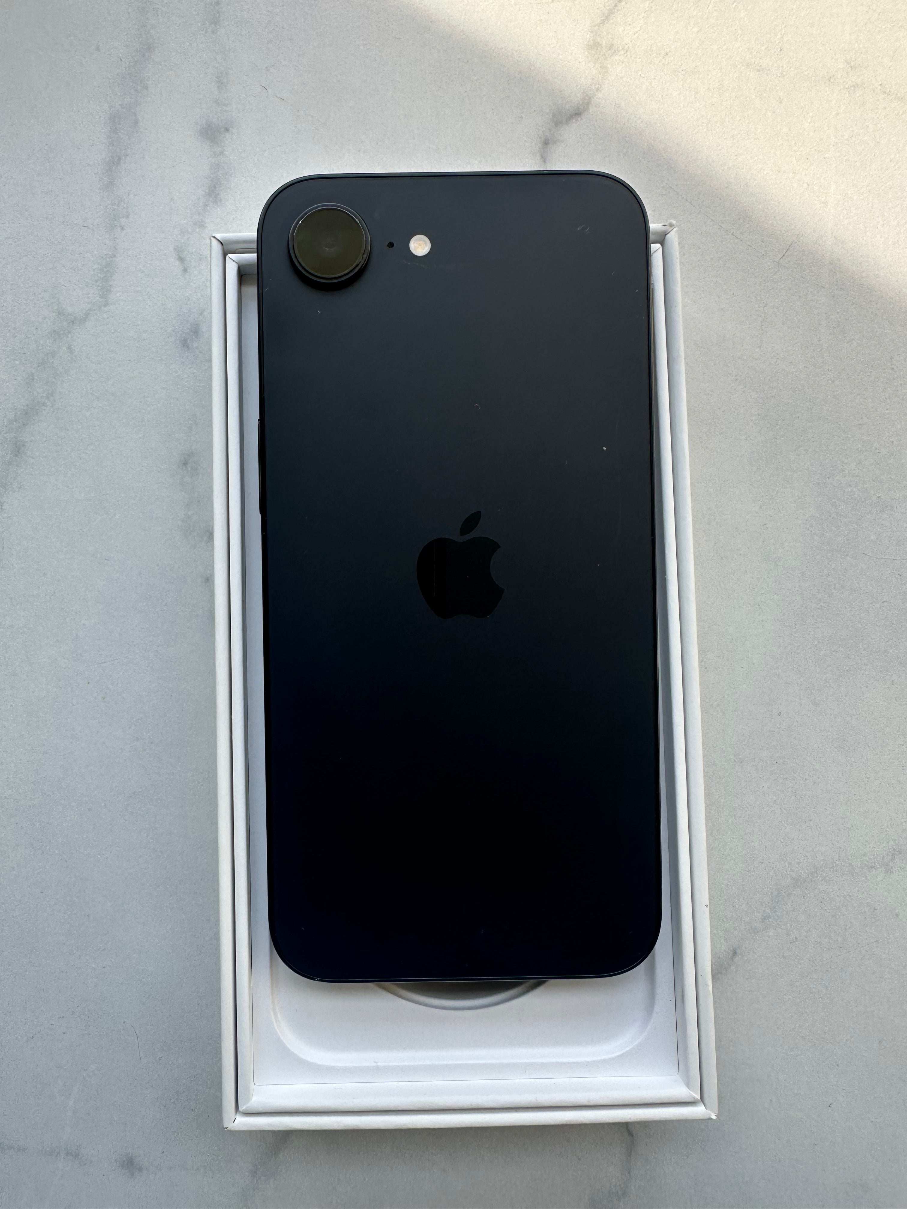 iPhone 16e 128GB 100% battery Health